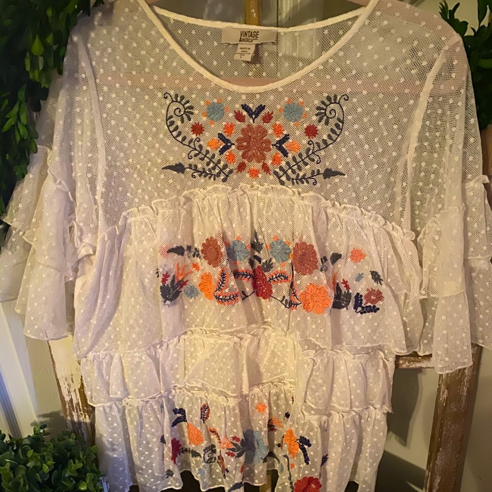 Boutique shirt with embroidered flower detail